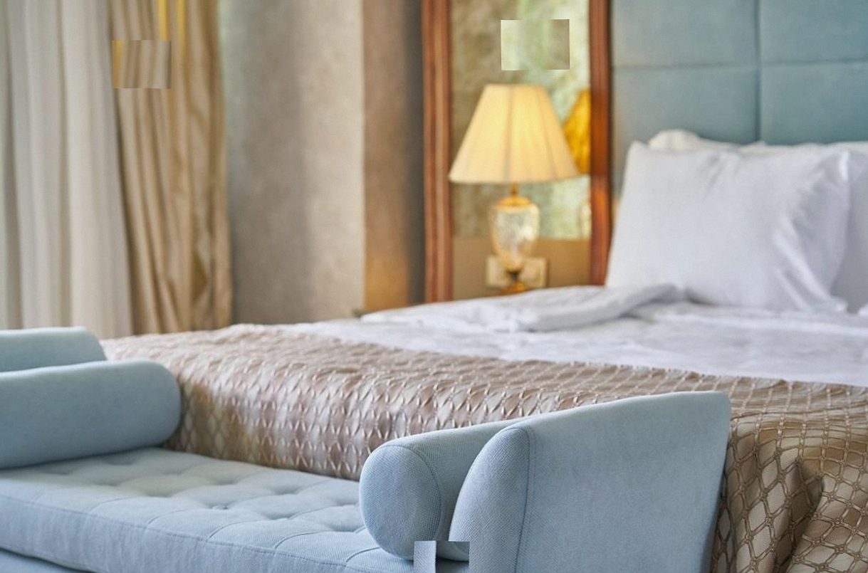 Teammitglied am Empfang des Hotels